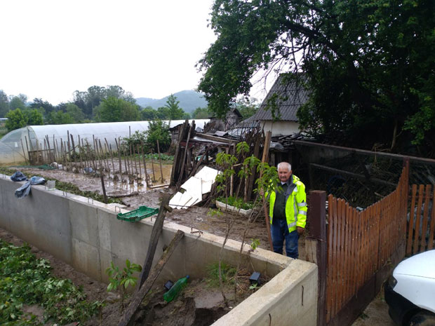 ВОДА НЕ ЧЕКА ДОГОВОР ЉУДИ: Бјелица разнела бетонску ограду